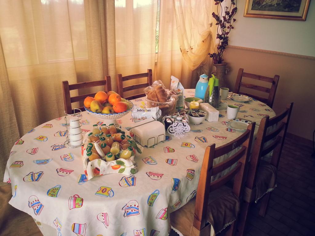 La Finestra Sul Cortile Bed & Breakfast Pomezia Exterior photo