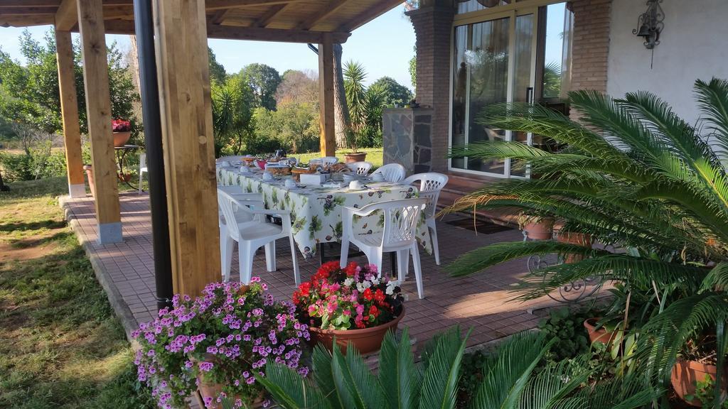 La Finestra Sul Cortile Bed & Breakfast Pomezia Exterior photo